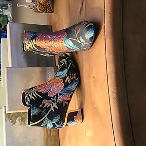 Fabulous colorful booty a zip up side gold trim never worn size 8 J. Renee